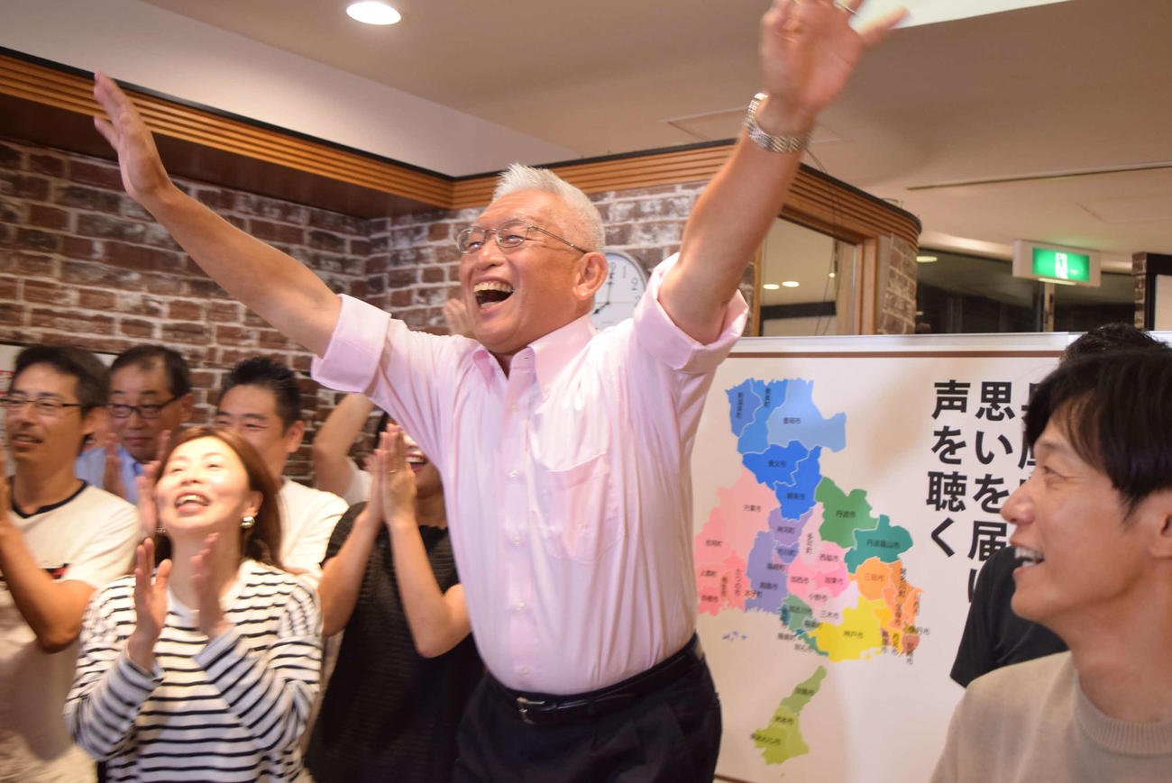 当選確実とし、支援者と喜ぶ泉房穂氏（撮影・阪口孝志）