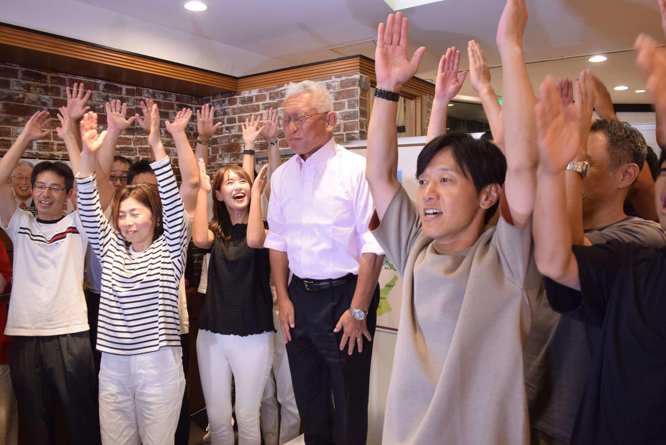当選確実とし、支援者と喜ぶ泉房穂氏（撮影・阪口孝志）