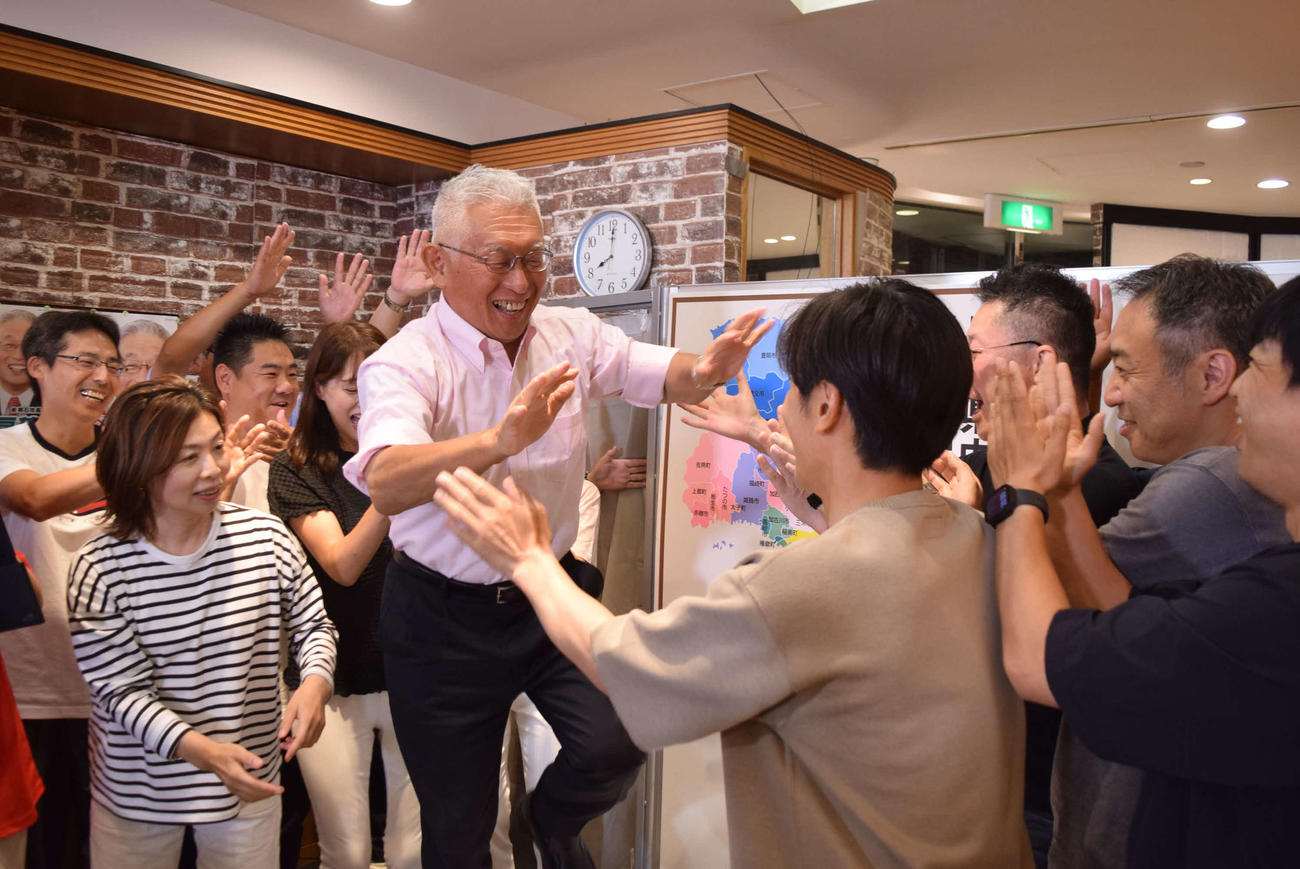当選確実とし、支援者と喜ぶ泉房穂氏（撮影・阪口孝志）