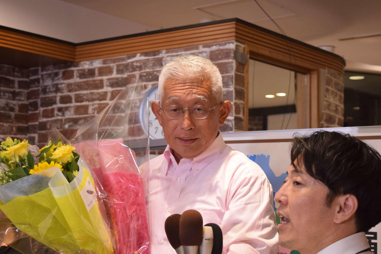 参院議員としての今後を語る泉房穂氏（撮影・阪口孝志）