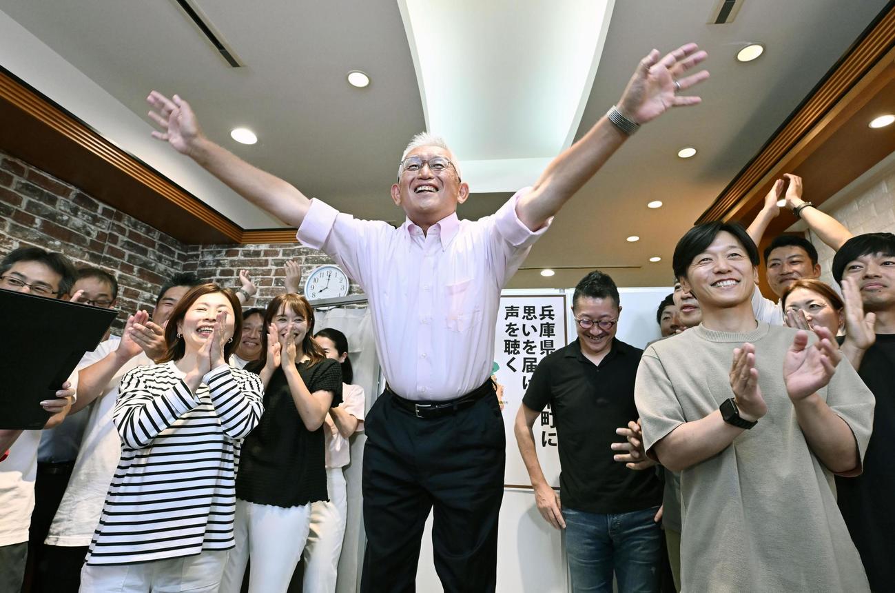 兵庫選挙区で当選を決め、支援者らと喜ぶ泉房穂氏（共同）