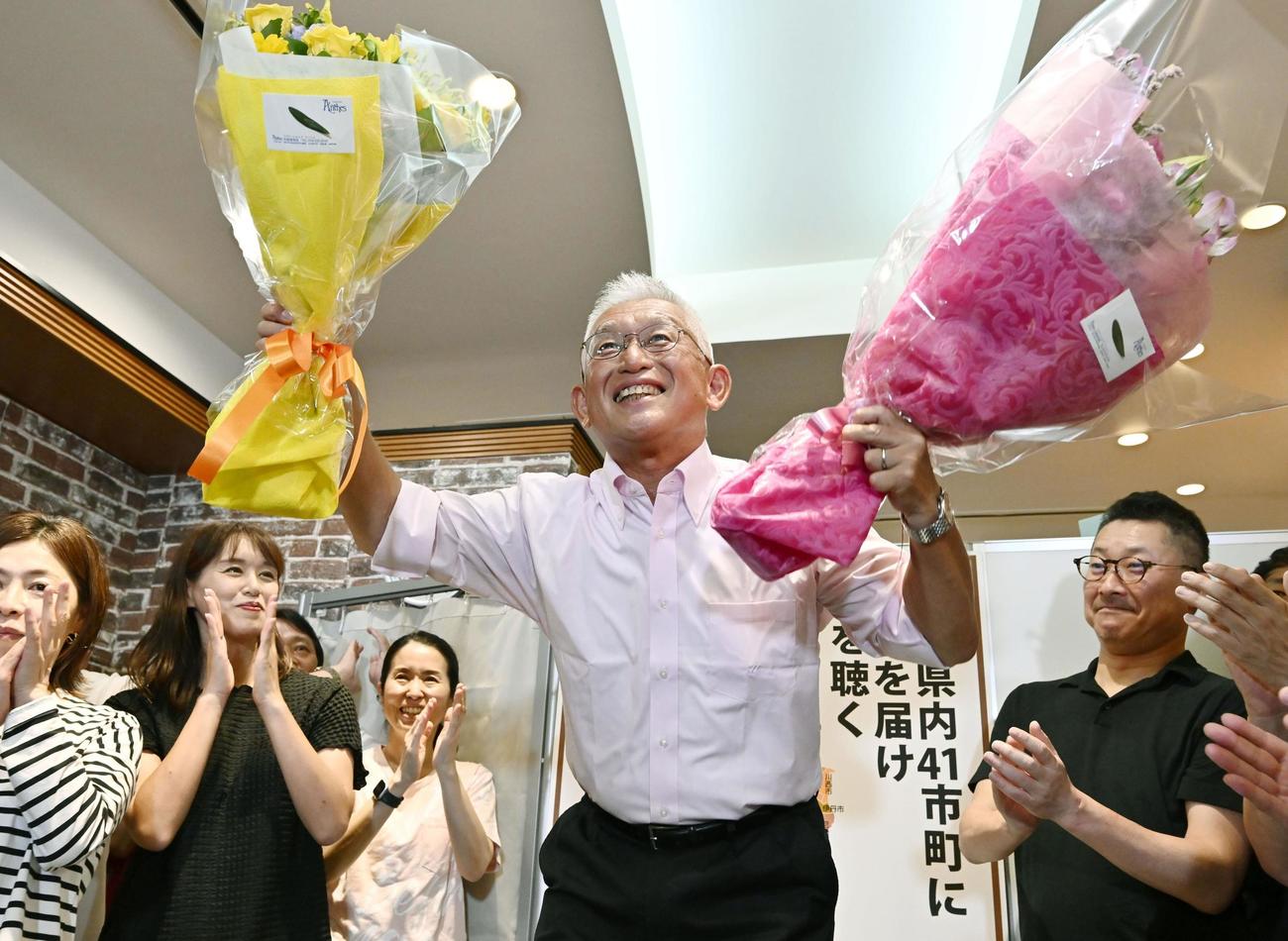 兵庫選挙区で当選を決め、花束を手に笑顔の泉房穂氏（共同）