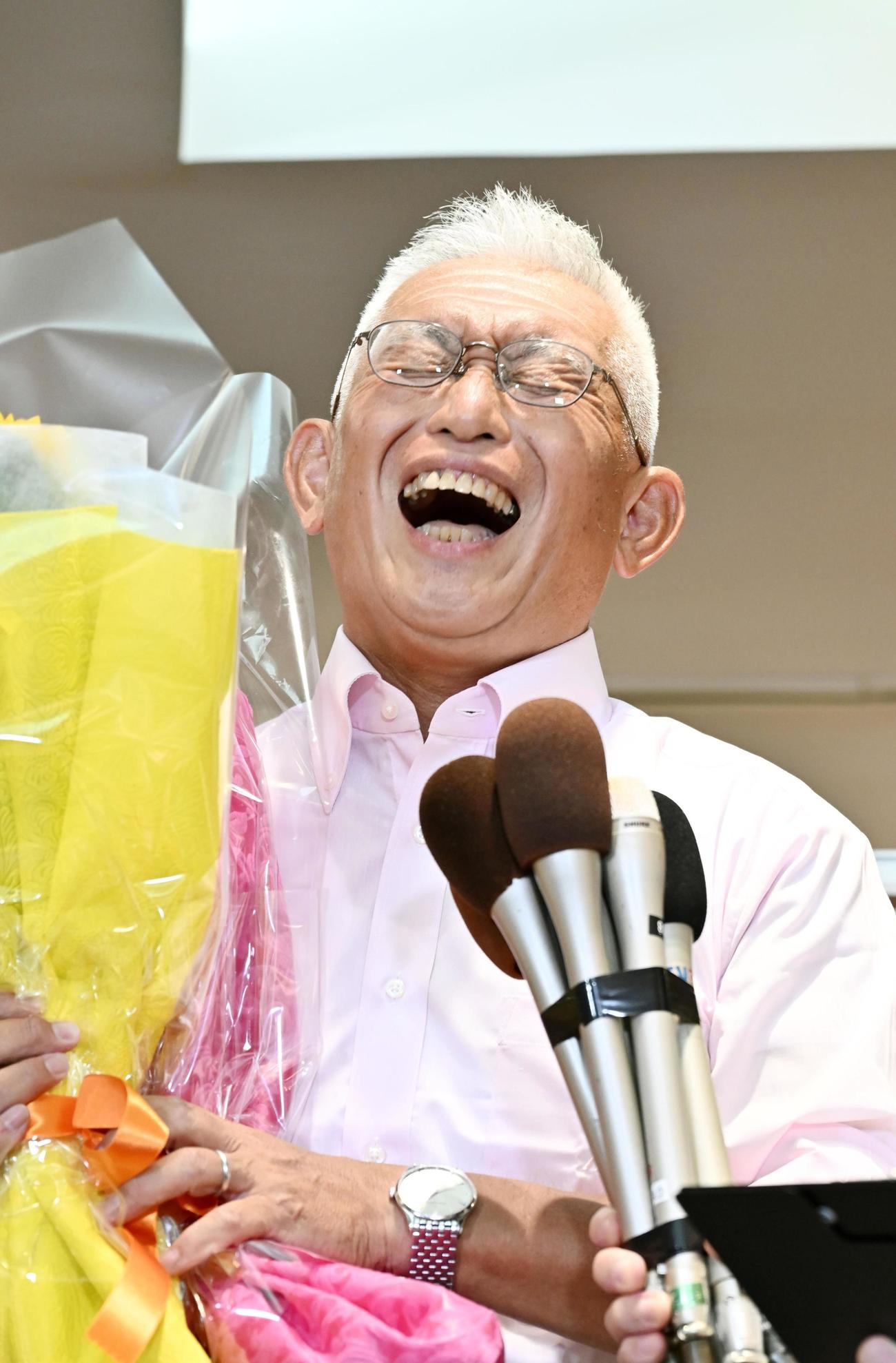 兵庫選挙区で当選を決め、メディアのインタビューに答える泉房穂氏（共同）