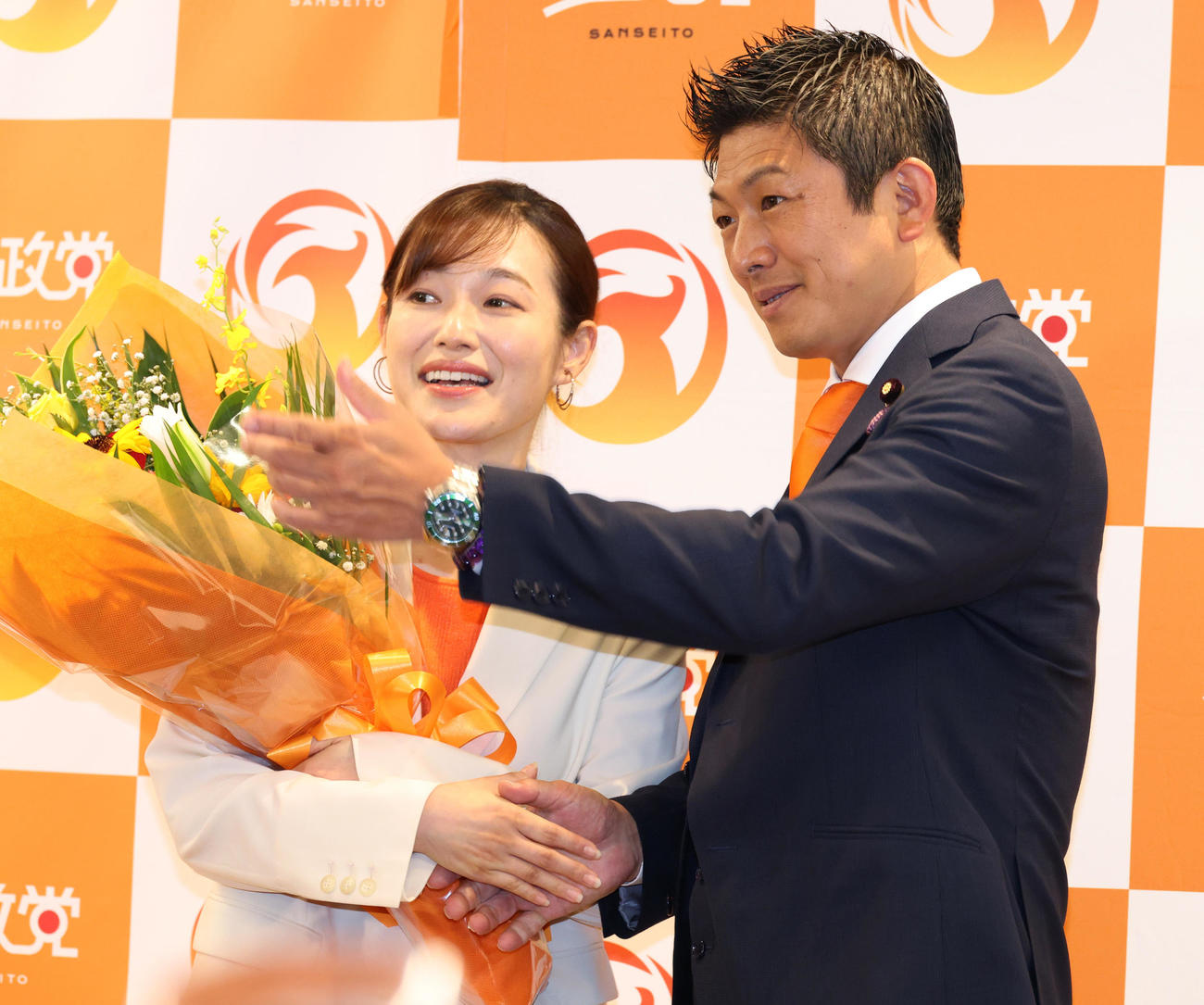 参政党神谷宗幣代表（右）の祝福を受ける参政党さや氏（撮影・中島郁夫）