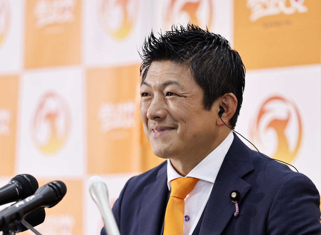 メディアのインタビューに答える参政党の神谷代表（共同）