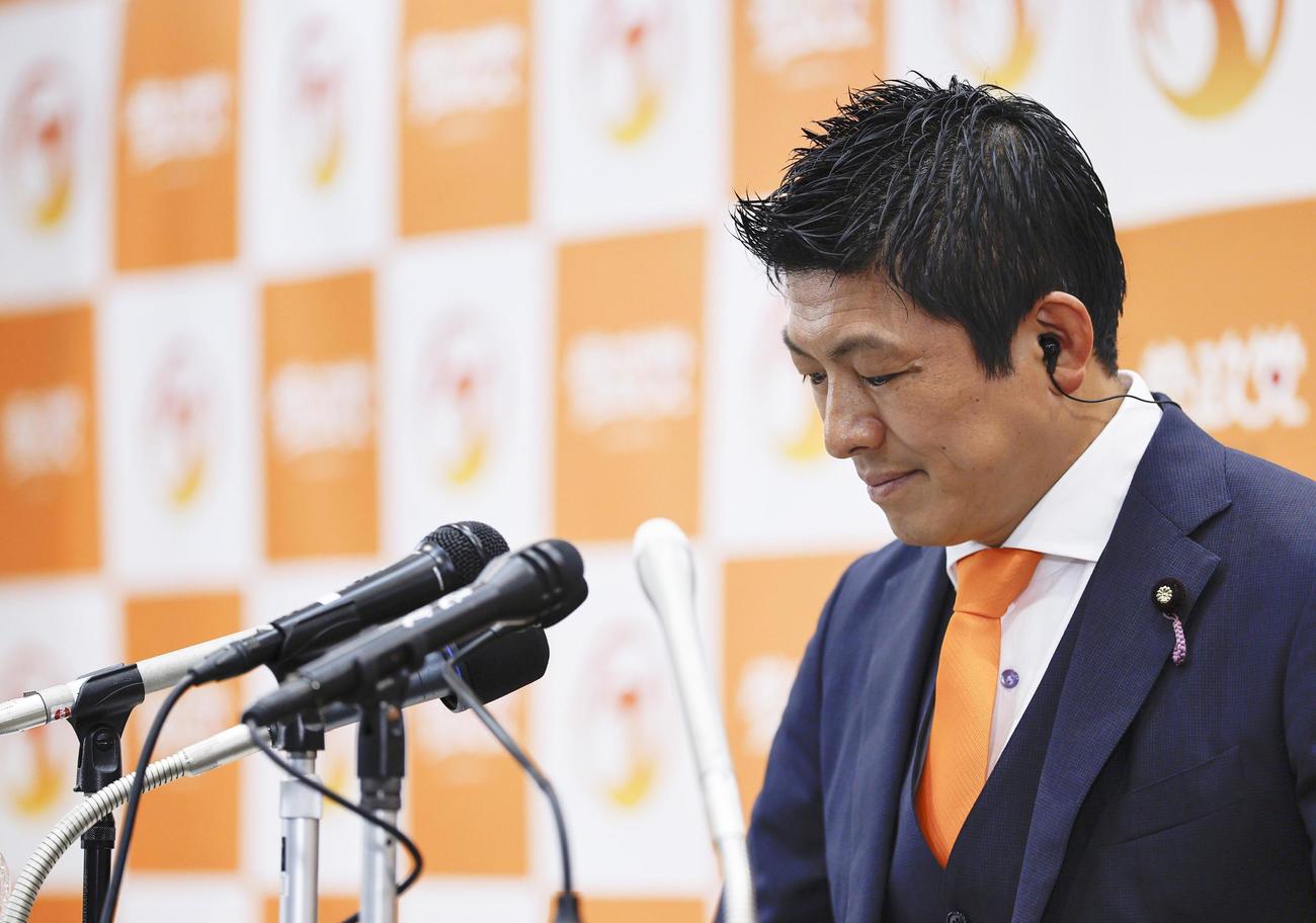 メディアのインタビューに応じる参政党の神谷代表（共同）