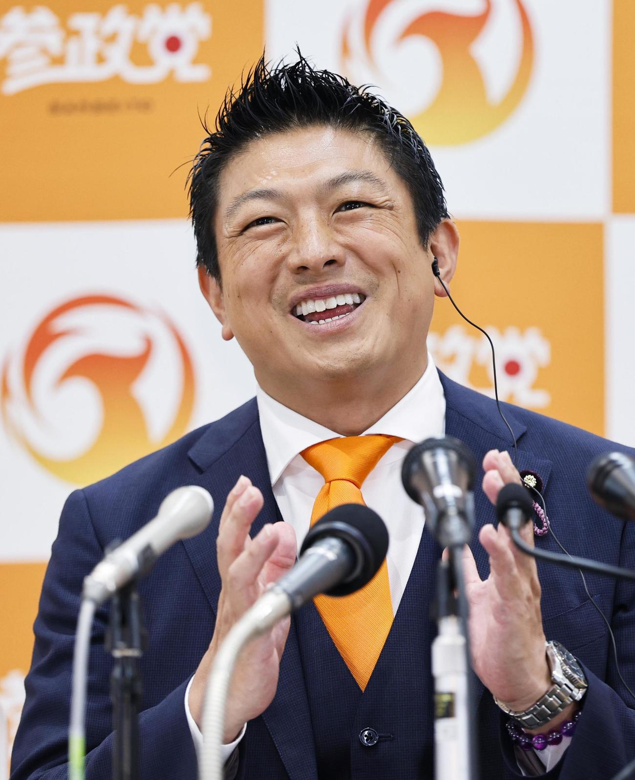 メディアのインタビューに答える参政党の神谷代表（共同）