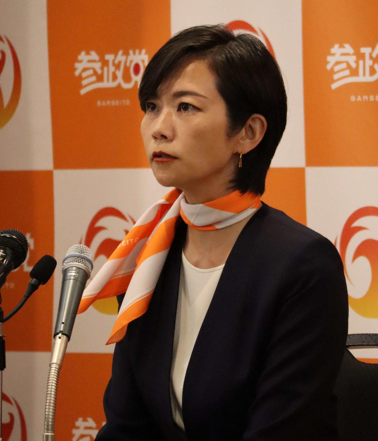 当選確実を決め会見する参政党の梅村みずほ氏