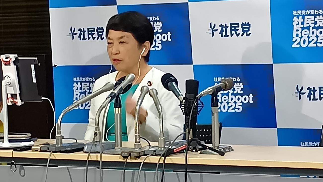選挙特番の取材に答える社民党の福島瑞穂党首