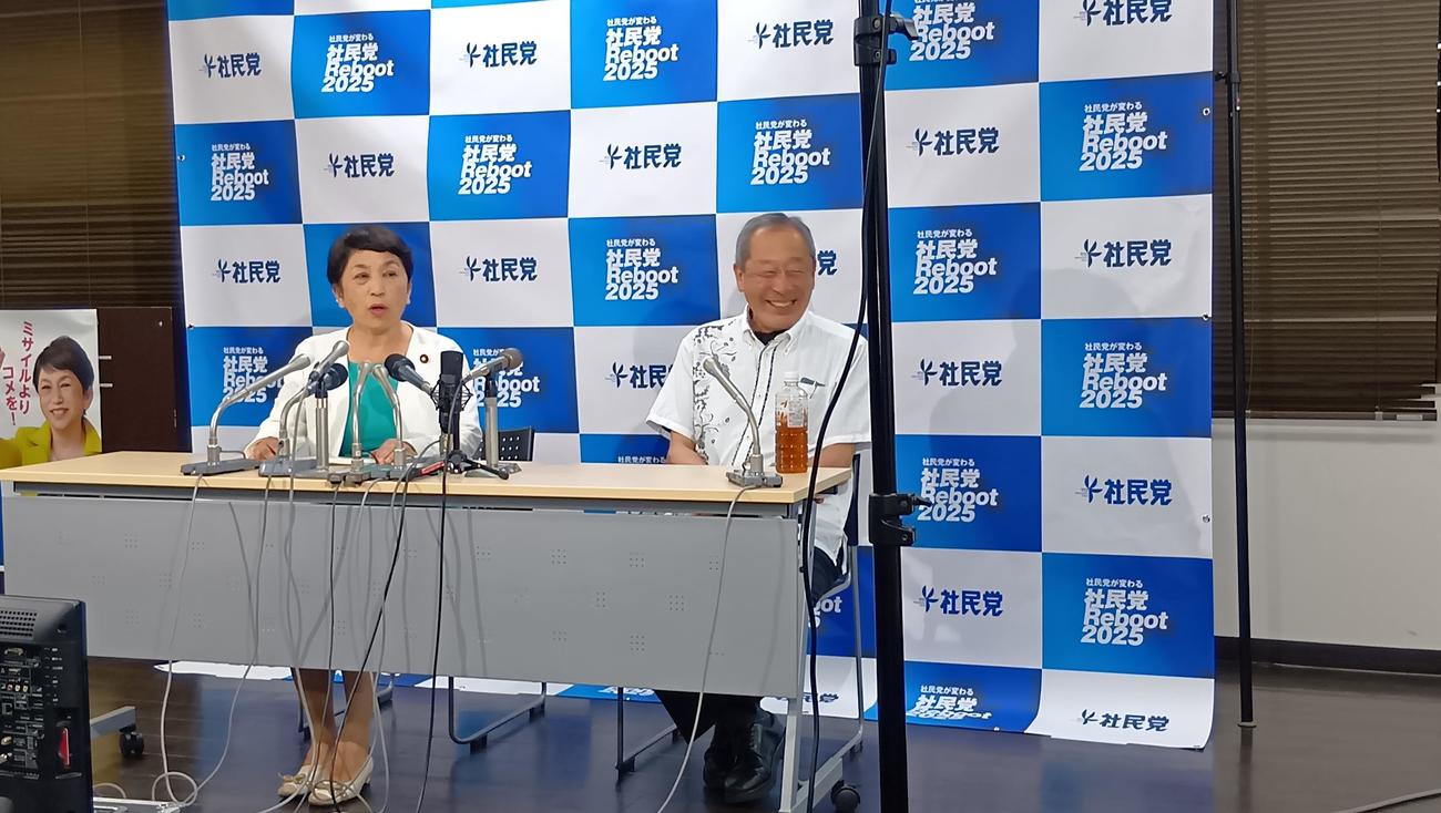 会見する社民党の福島瑞穂党首。右は服部良一幹事長