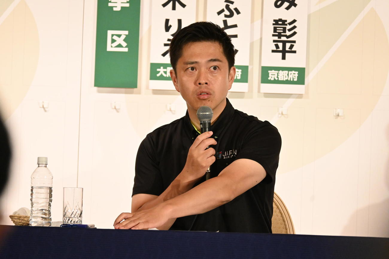 大阪市内のホテルで会見した吉村洋文代表（撮影・松浦隆司）