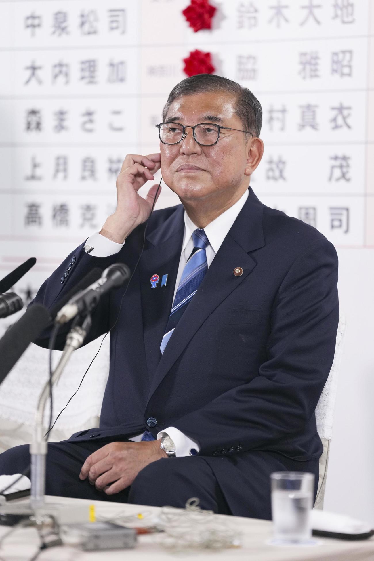 メディアのインタビューに臨む自民党総裁の石破首相（共同）