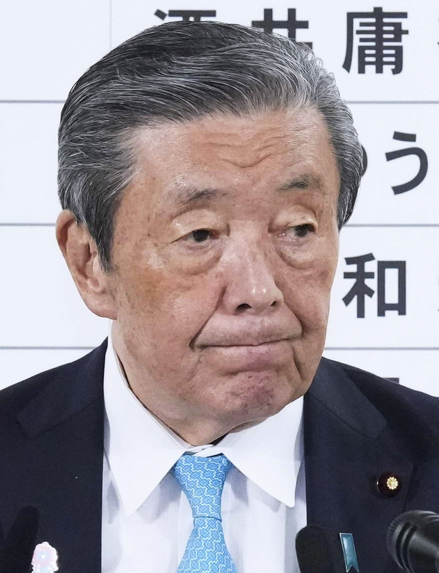 厳しい表情でメディアのインタビューに臨む自民党の森山幹事長（共同）