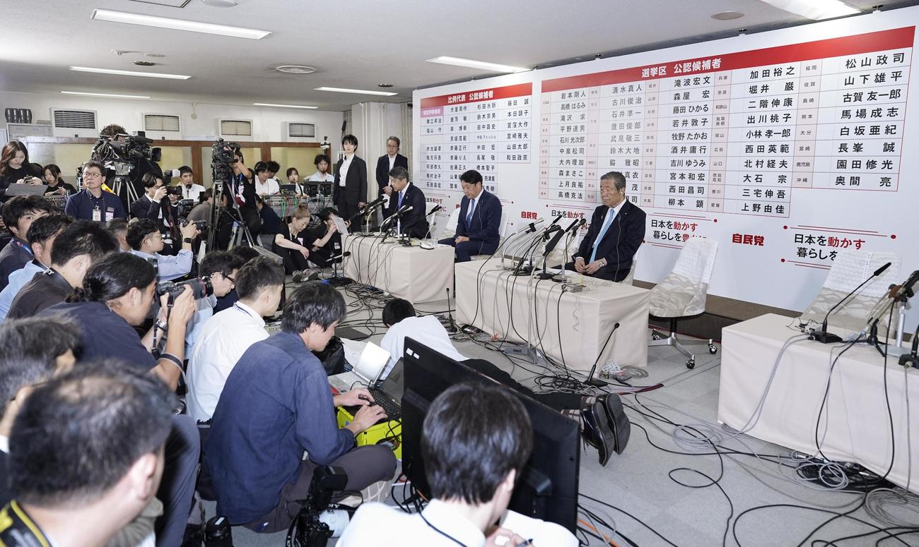 メディアのインタビューに臨む自民党の（奥右から）森山幹事長、小野寺政調会長、木原選対委員長（共同）