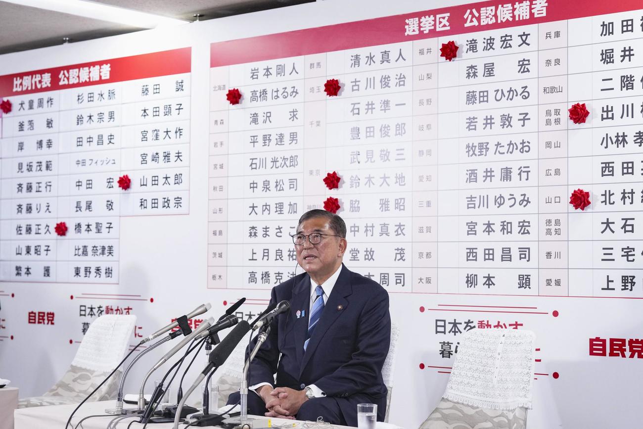 メディアのインタビューに答える自民党総裁の石破首相（共同）