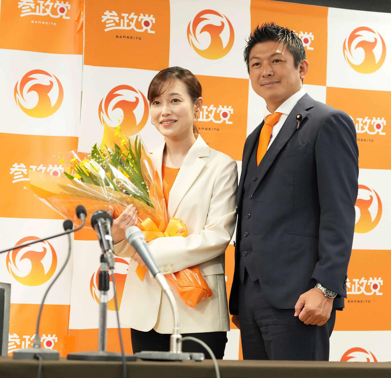 参院選東京選挙区での当選を確実にし神谷宗幣代表（右）から花束贈呈を受ける参政党さや議員（撮影・小沢裕）