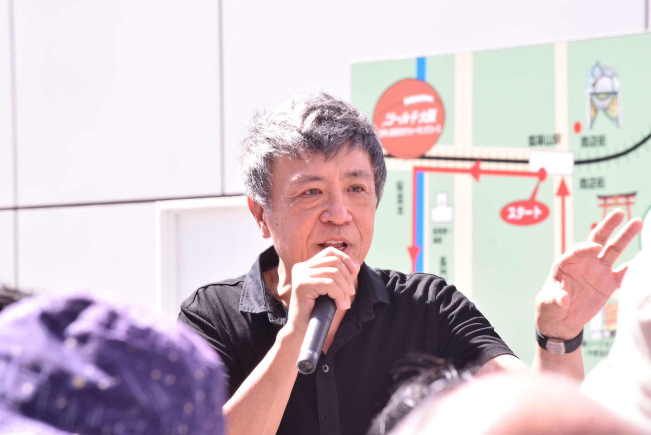 19日、思い出の地・瓢箪山（ひょうたんやま）で演説する世良公則氏