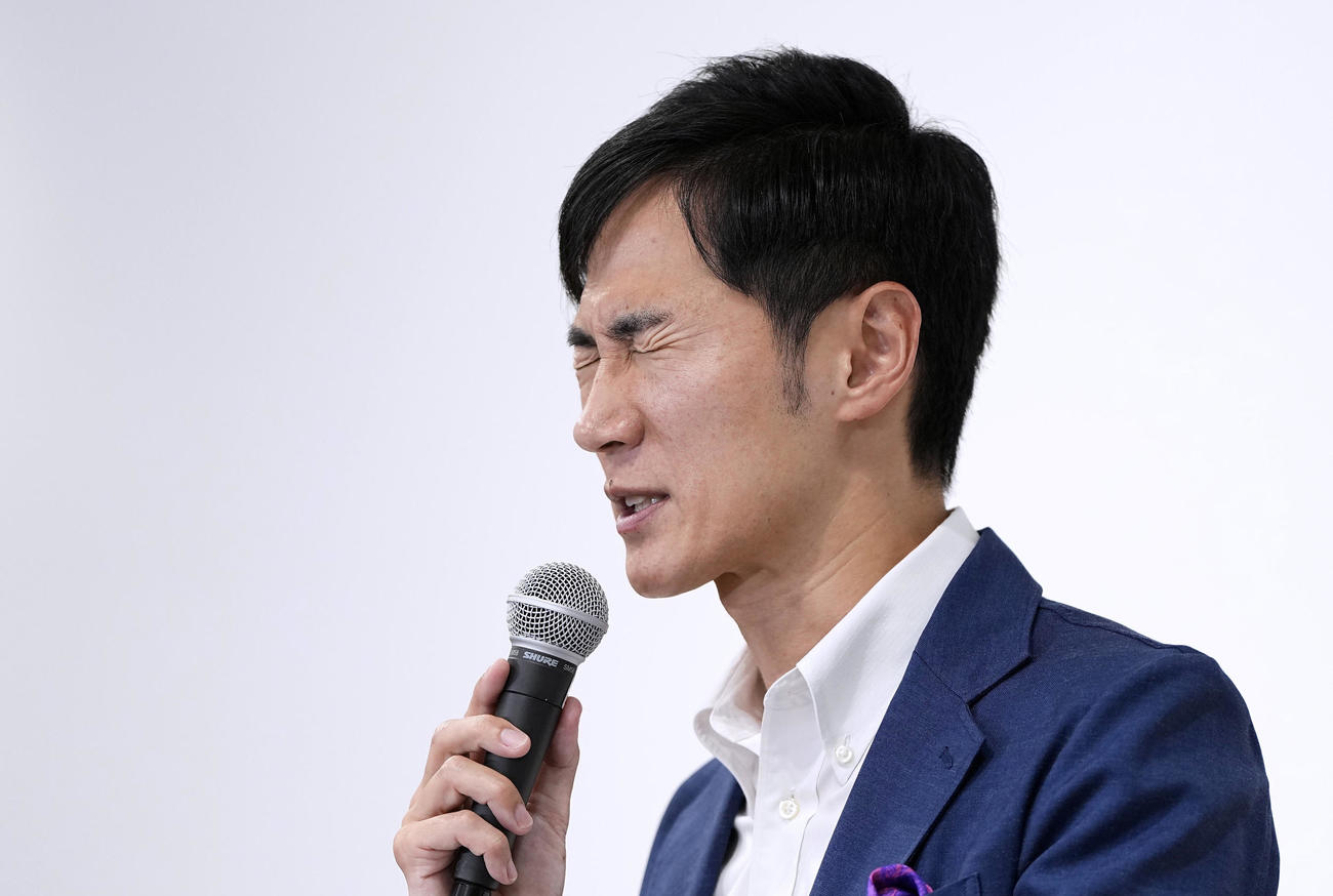 記者会見する再生の道の石丸代表（共同）