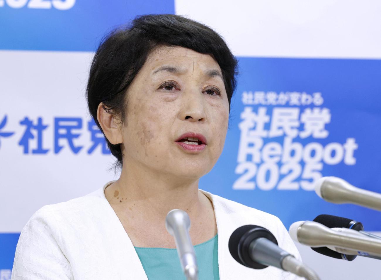 記者団に話す社民党の福島党首（共同）