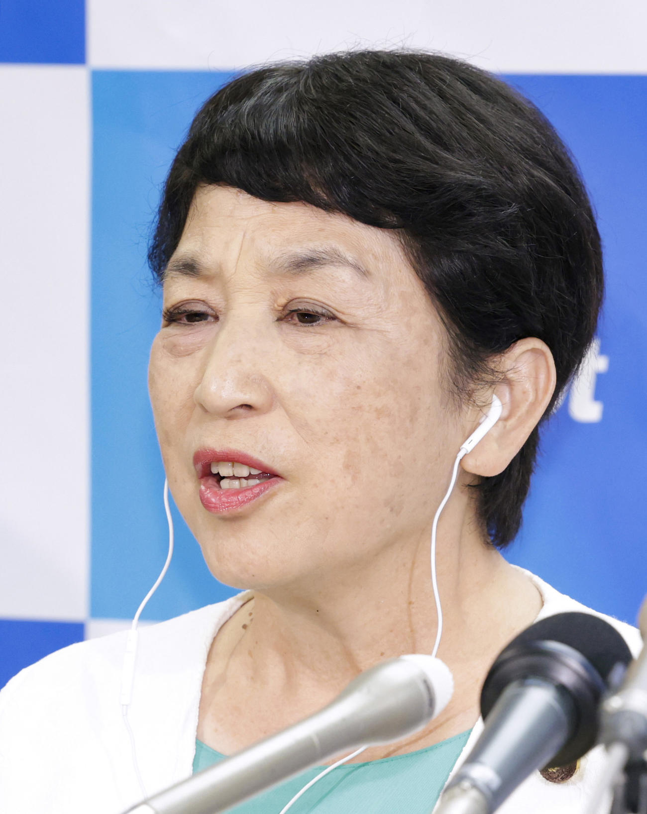メディアのインタビューに答える社民党の福島党首（共同）