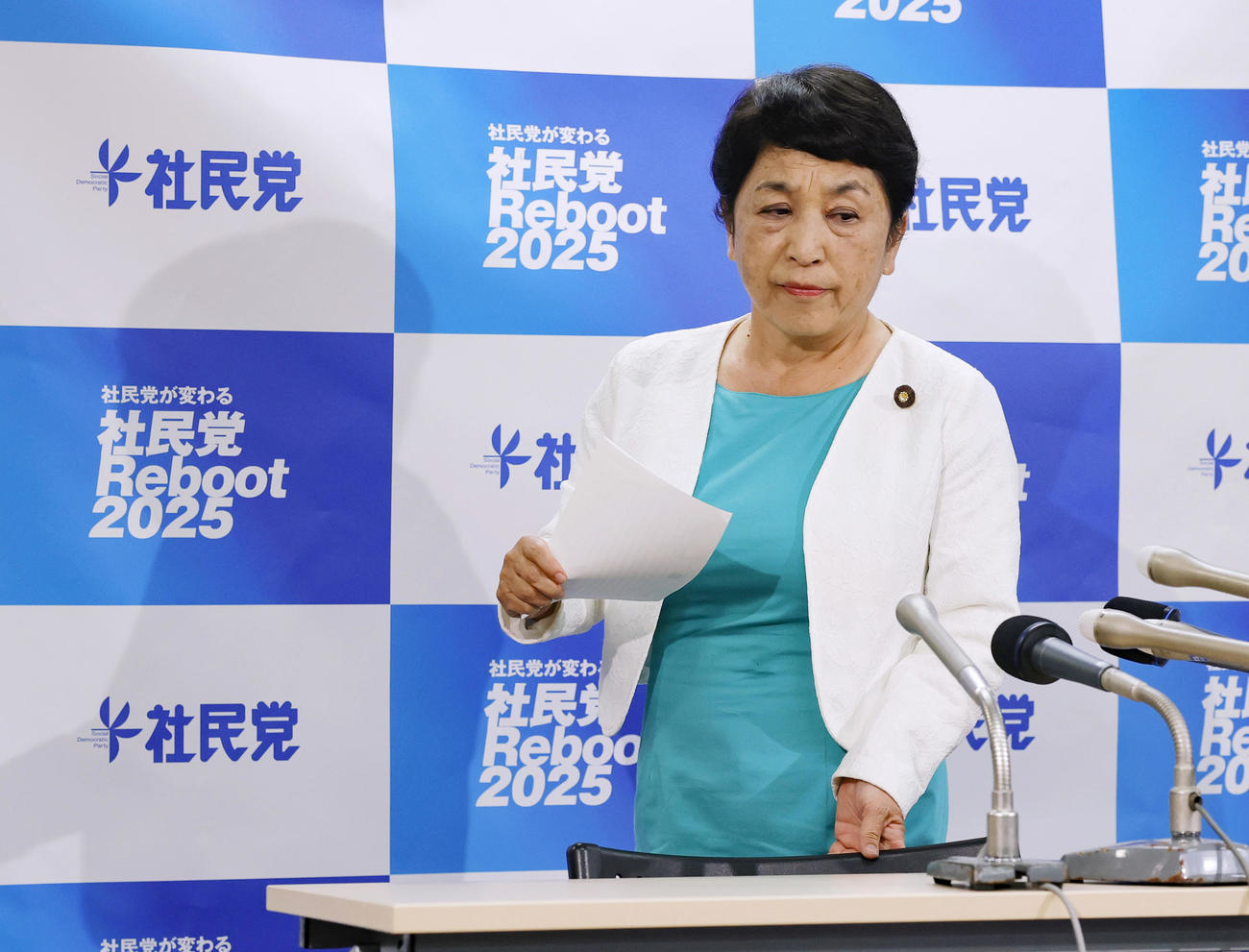 記者会見場に到着した社民党の福島党首（共同）