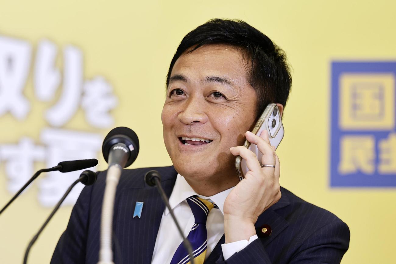 東京選挙区の牛田茉友氏から連絡を受け、笑顔を見せる国民民主党の玉木代表（共同）
