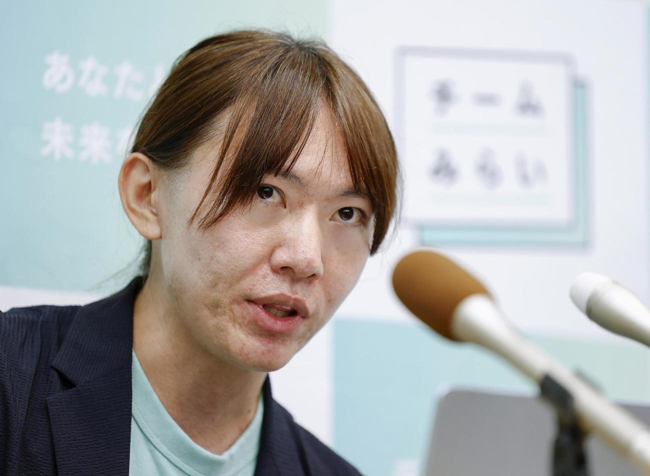 メディアのインタビューに答える安野党首（共同）