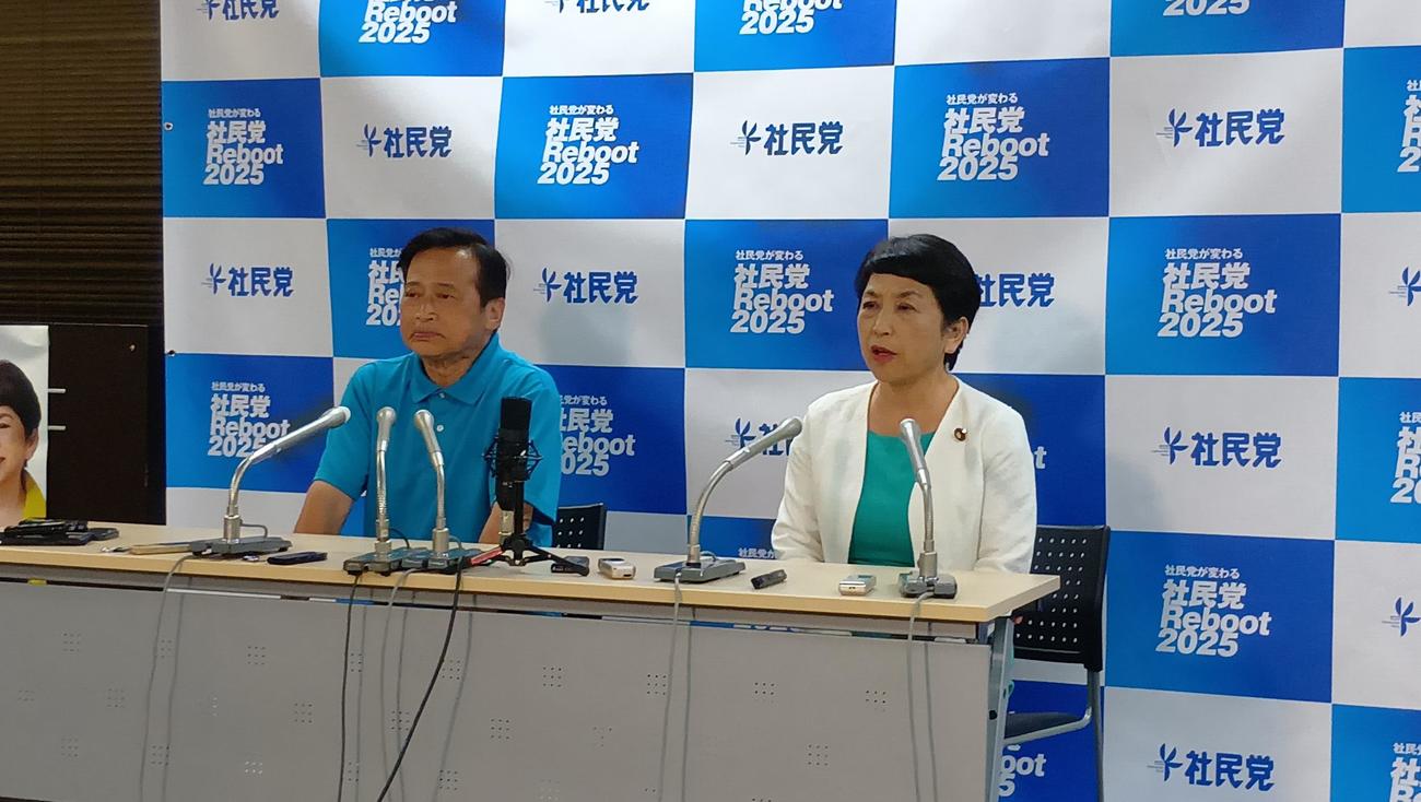 午前4時過ぎにNHKの当確が出て会見するラサール石井氏（左）と福島瑞穂社民党党首