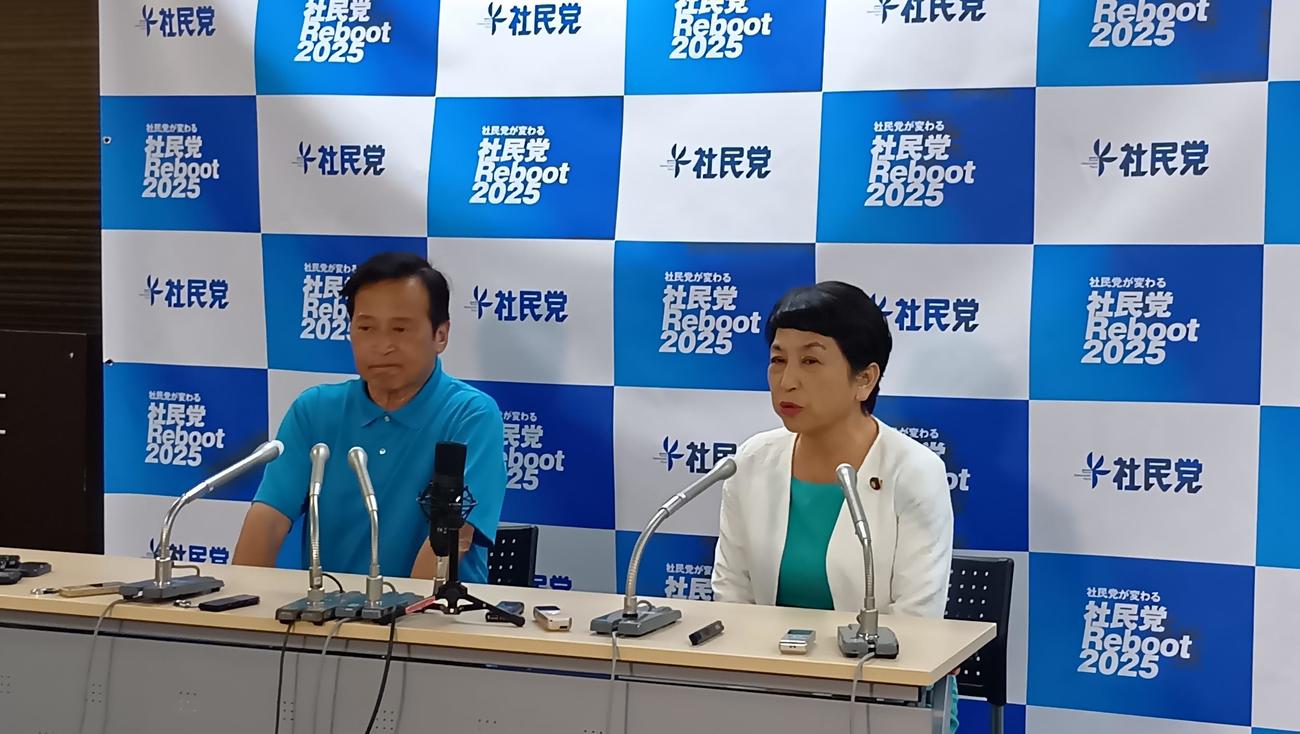 午前4時過ぎにNHKの当確が出て会見するラサール石井氏（左）と福島瑞穂社民党党首
