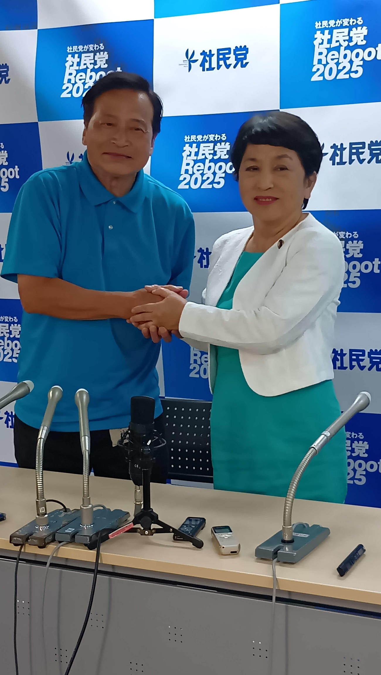 午前4時過ぎにNHKの当確が出て、会見で、ラサール石井（左）は福島瑞穂社民党党首とガッチリ握手
