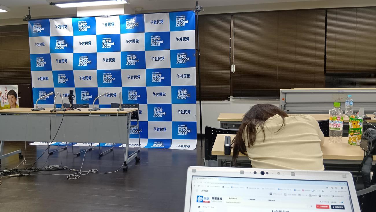深夜4時すぎまで当確が出ず、会見場に姿を見せなかった