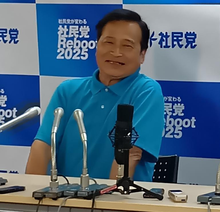 午前4時過ぎにNHKの当確が出て会見するラサール石井氏