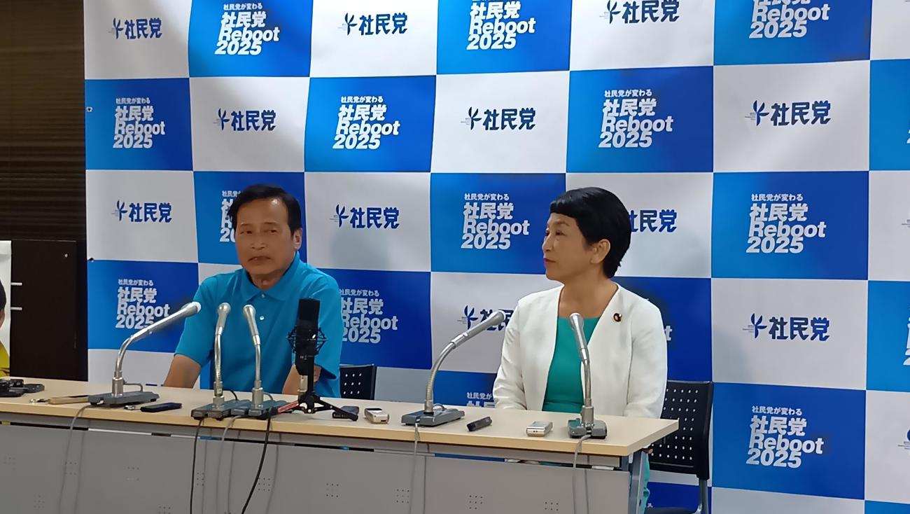 午前4時過ぎにNHKの当確が出て会見するラサール石井氏（左）と福島瑞穂社民党党首