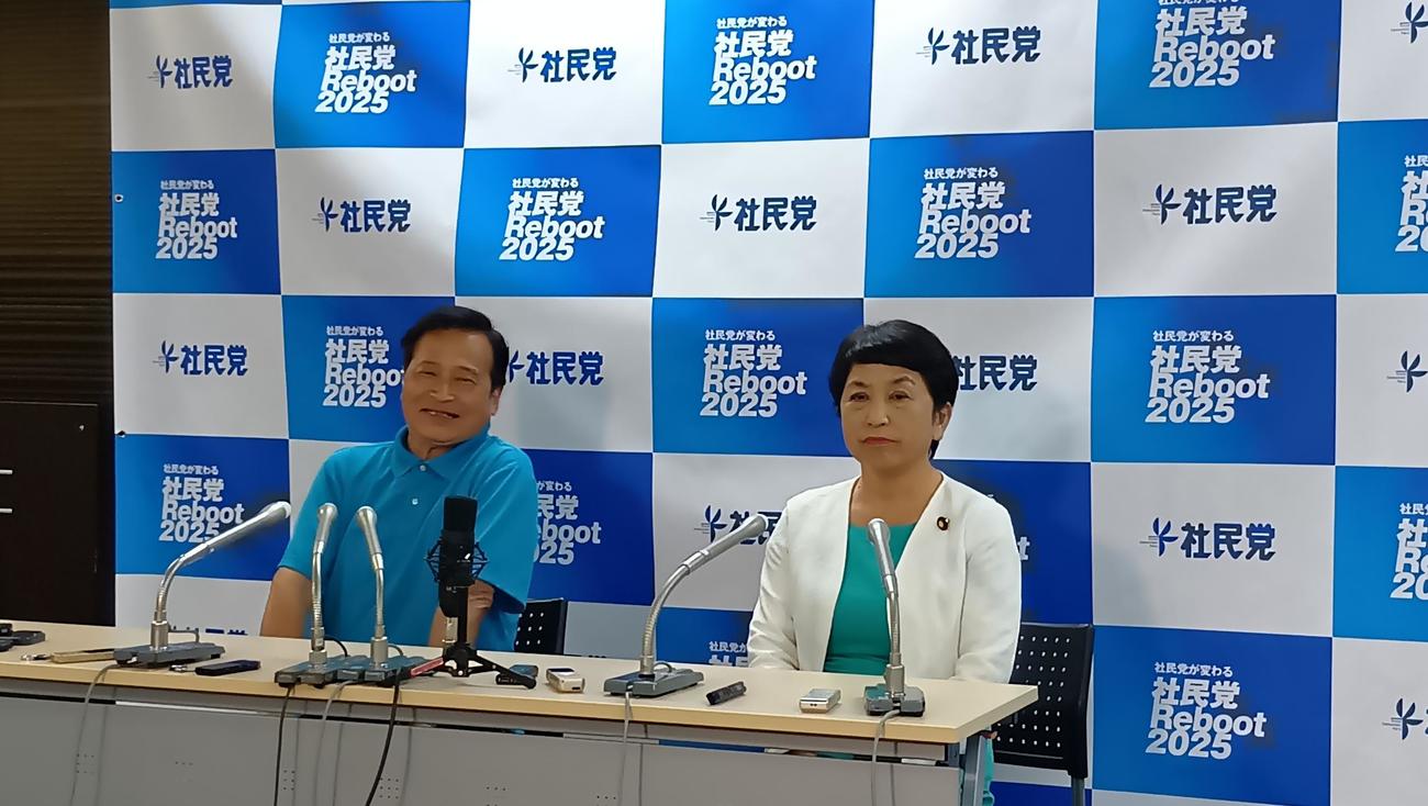 午前4時過ぎにNHKの当確が出て会見して会見するラサール石井と福島瑞穂社民党党首