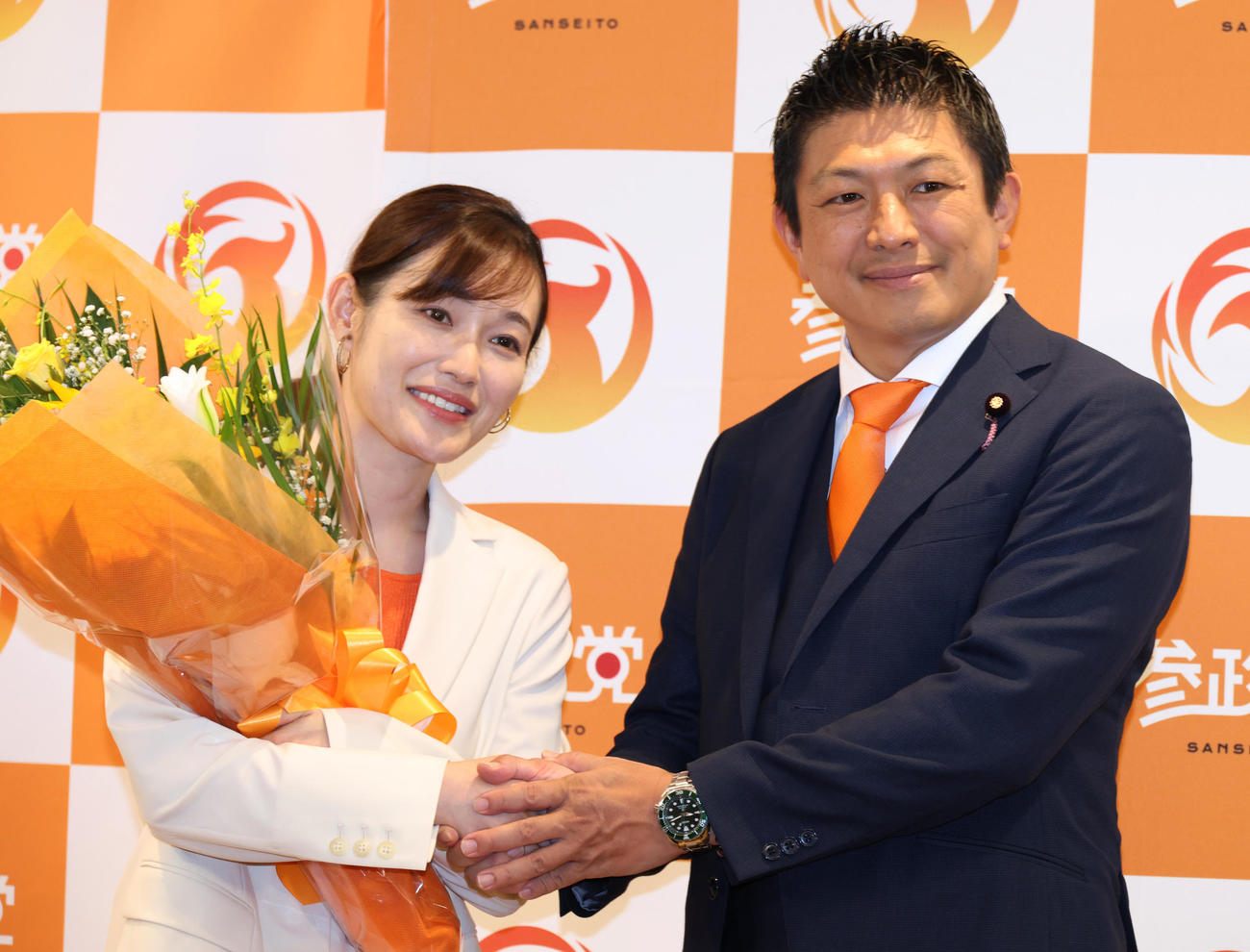 参政党神谷宗幣代表（右）の祝福を受ける参政党さや氏（撮影・中島郁夫）