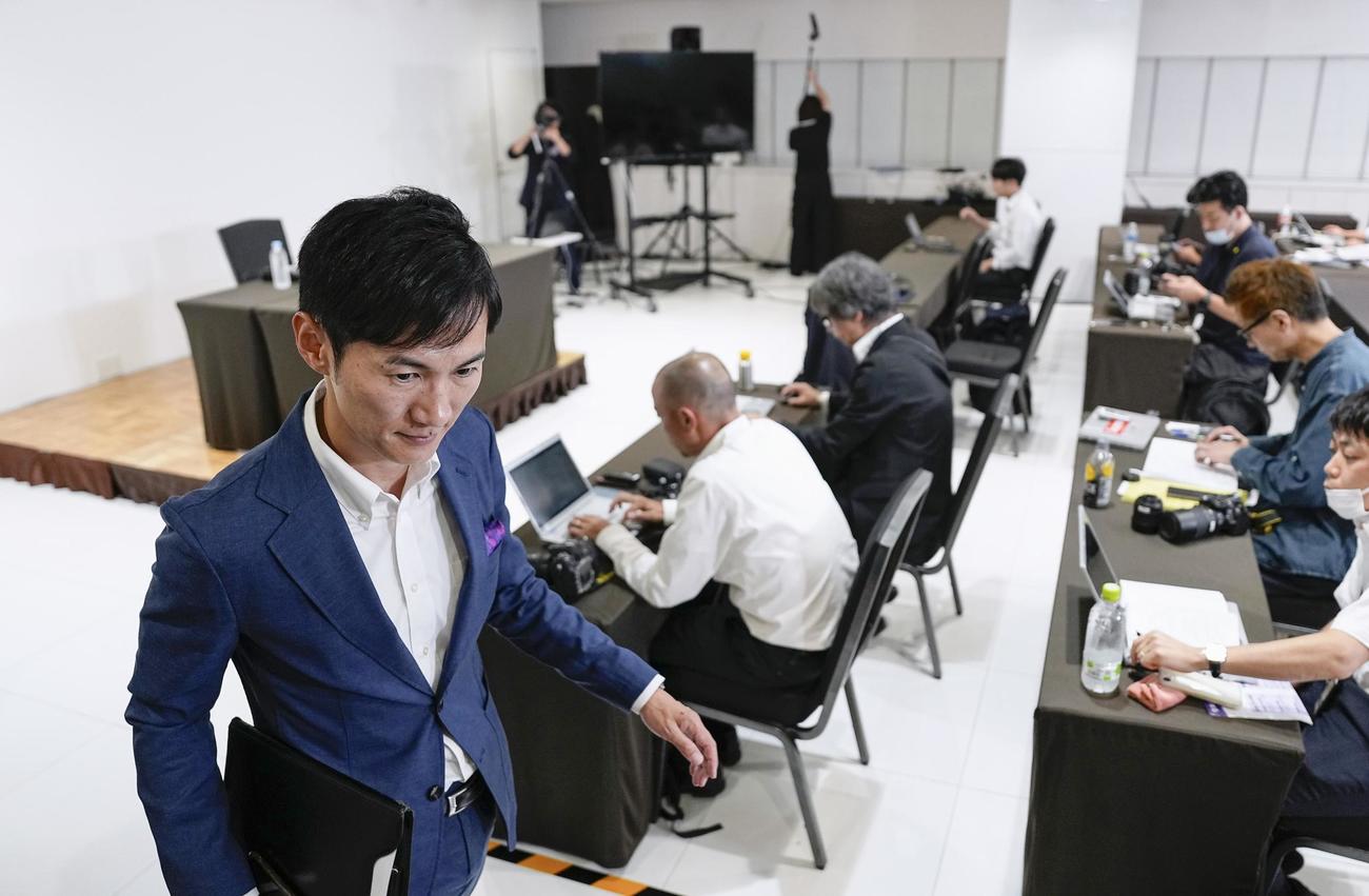 記者会見を終え、引き揚げる再生の道の石丸代表＝20日午後10時28分（共同）