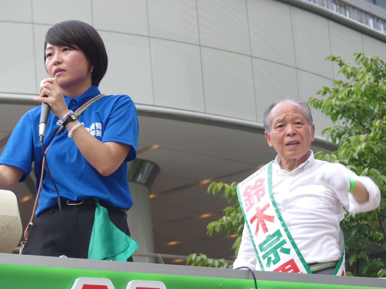 参院選で父の鈴木宗男氏（右）を応援する自民党の鈴木貴子衆院議員（2025年7月5日撮影）