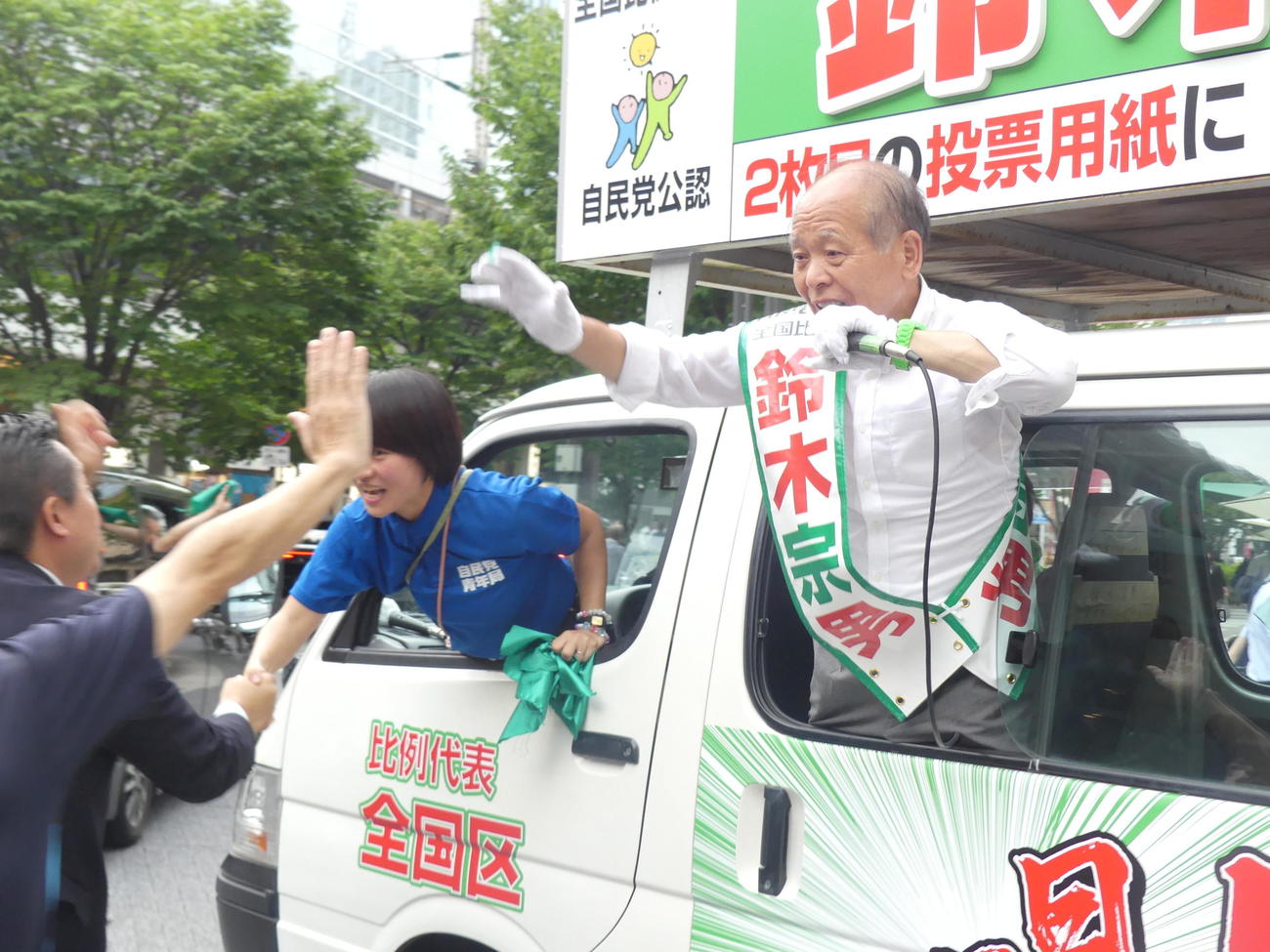 参院選の選挙戦で、選挙カーの窓から身を乗り出してで支持を訴える自民党の鈴木宗男氏（2025年7月5日撮影）
