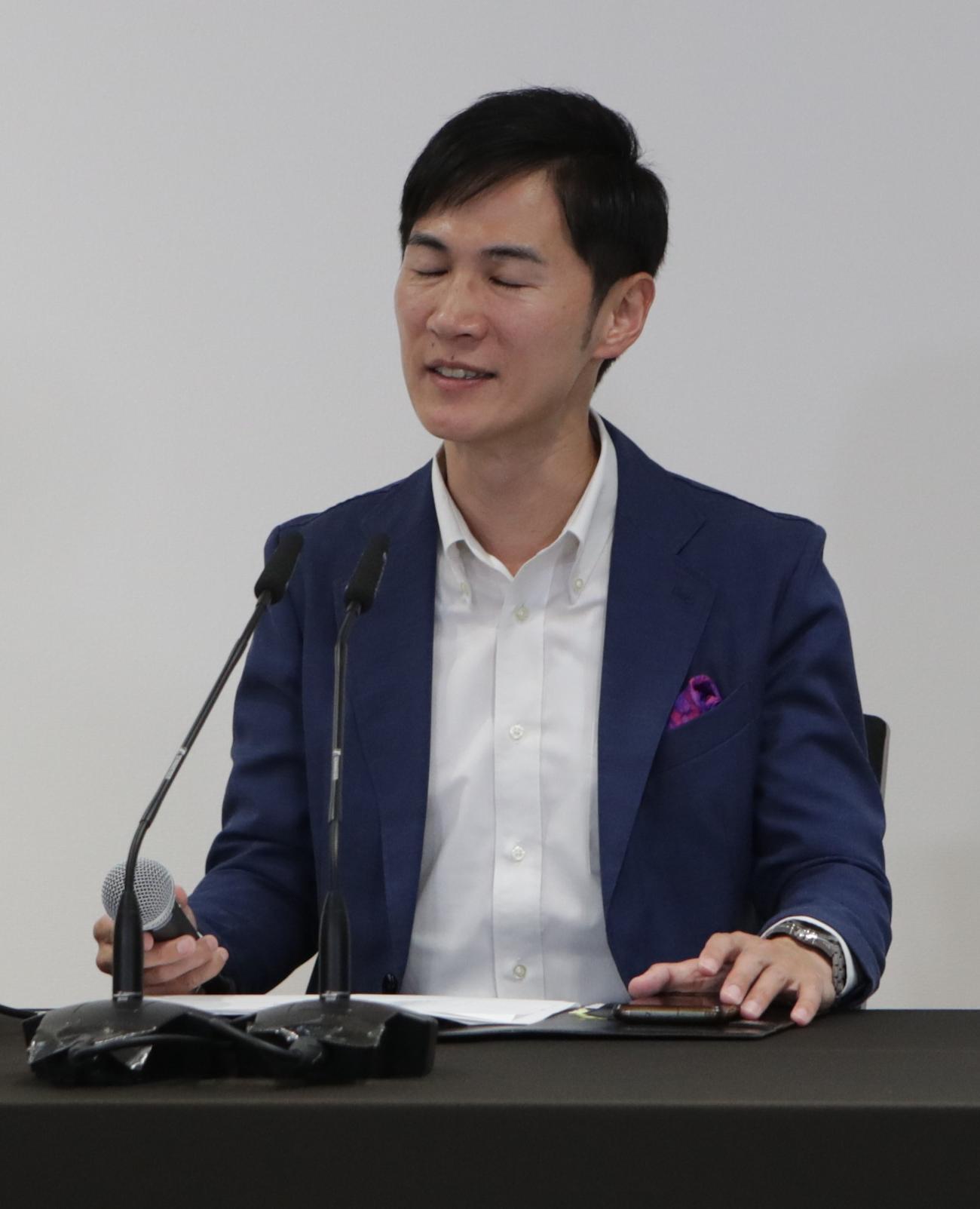 会見で目を瞑る石丸伸二氏
