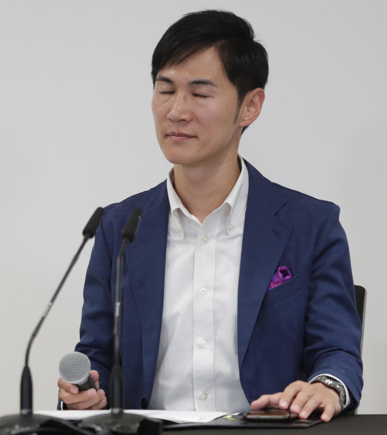 会見で目を瞑る石丸伸二氏