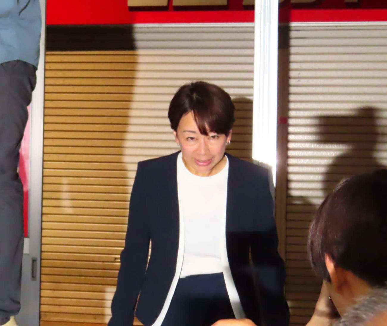 落選確実となり、選挙事務所に姿を見せる山尾志桜里氏