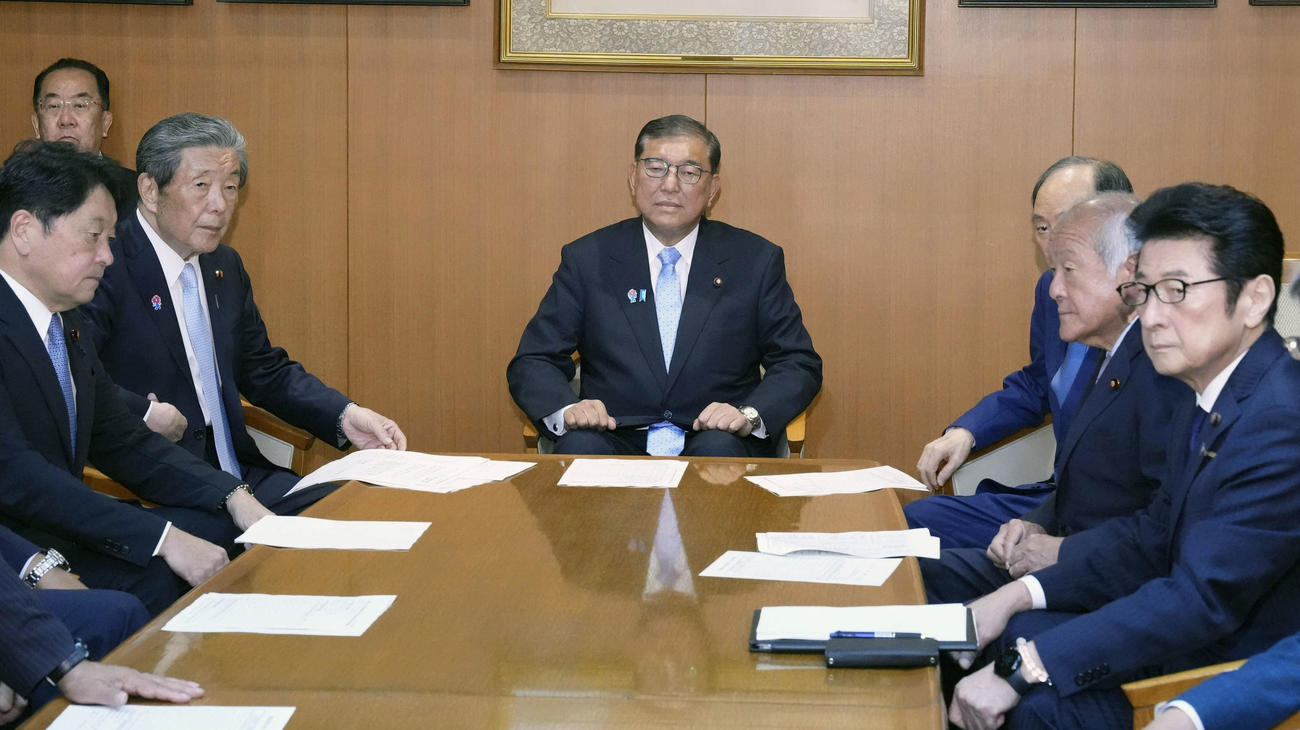 臨時役員会に臨む自民党総裁の石破首相（奥中央）ら（共同）