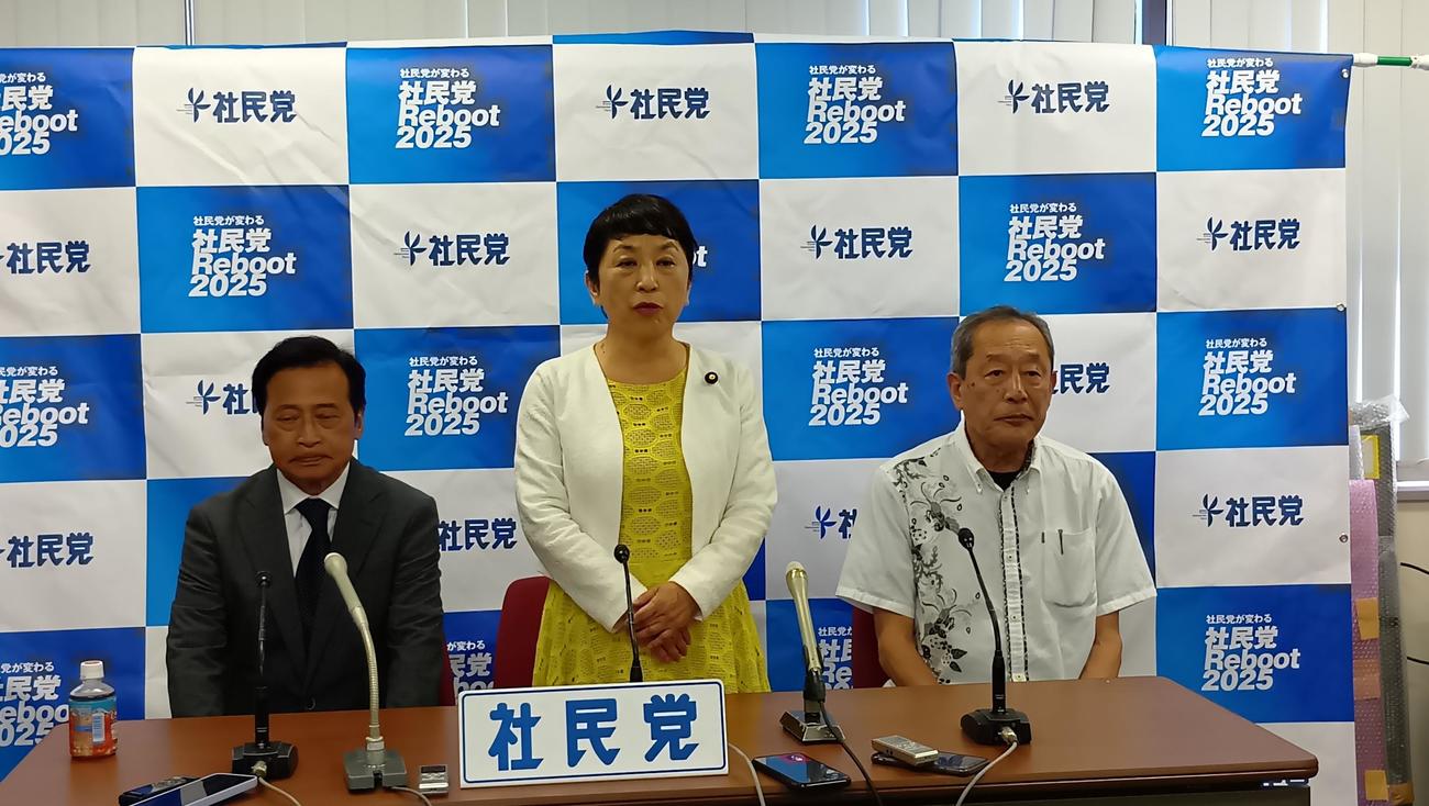 当選から数時間後に社民党本部で会見する、左からラサール石井、福島瑞穂党首、服部良一幹事長