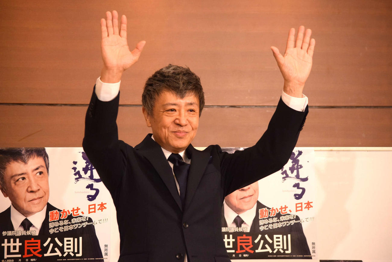 選挙戦を振り返った世良公則氏（撮影・阪口孝志）