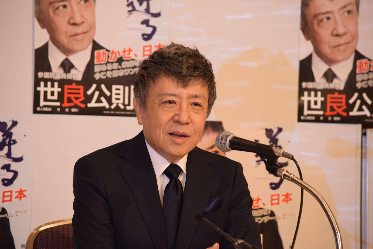 選挙戦を振り返った世良公則氏（撮影・阪口孝志）