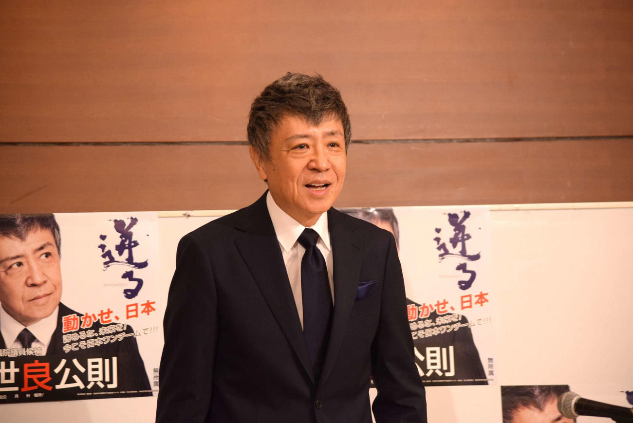 選挙戦を振り返った世良公則氏（撮影・阪口孝志）