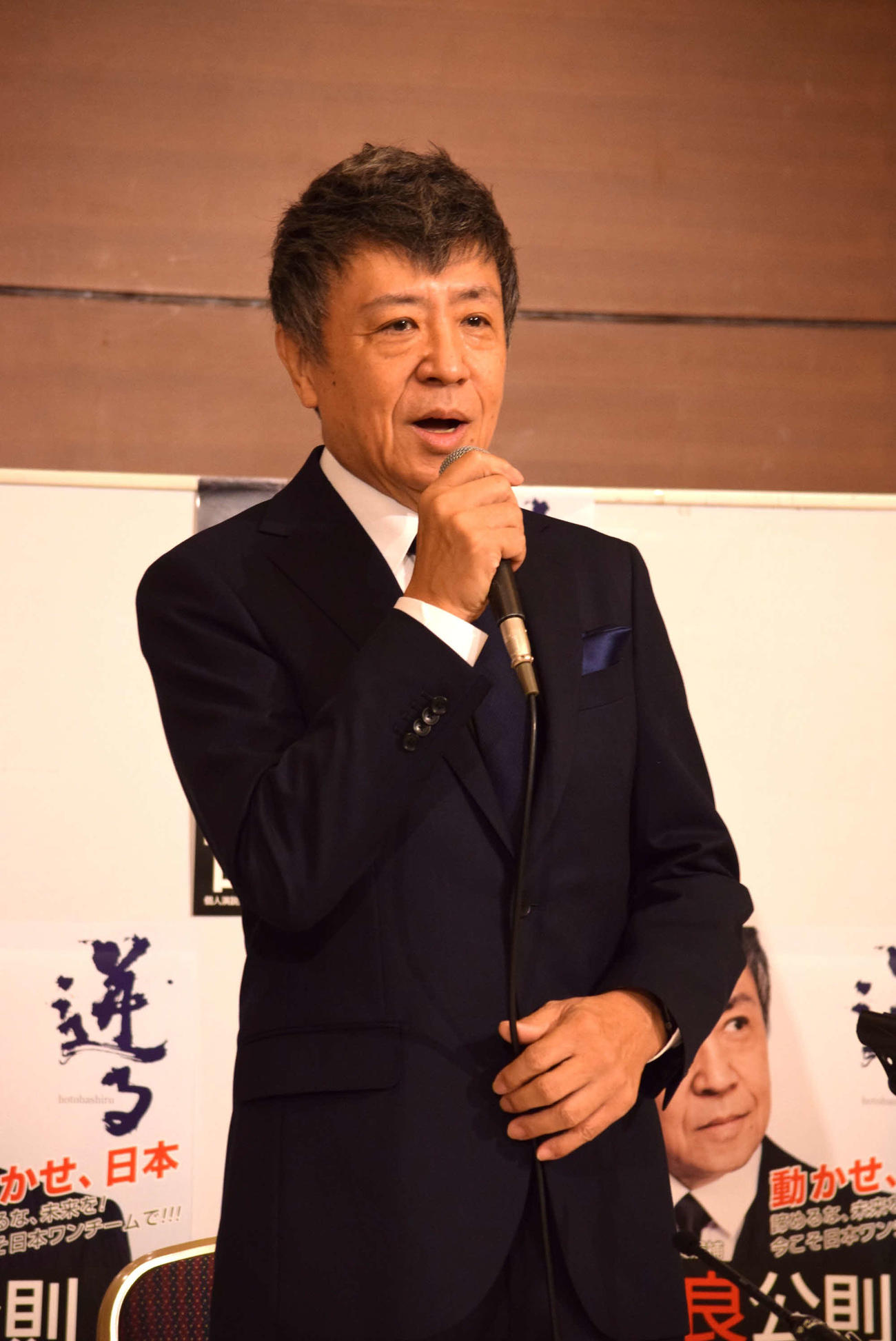 選挙戦を振り返った世良公則氏（撮影・阪口孝志）