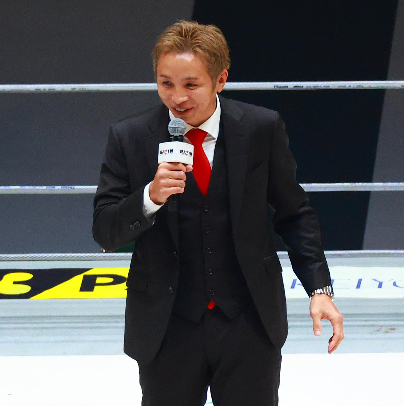 2025年5月、リング上で参院選立候補を表明した久保優太氏