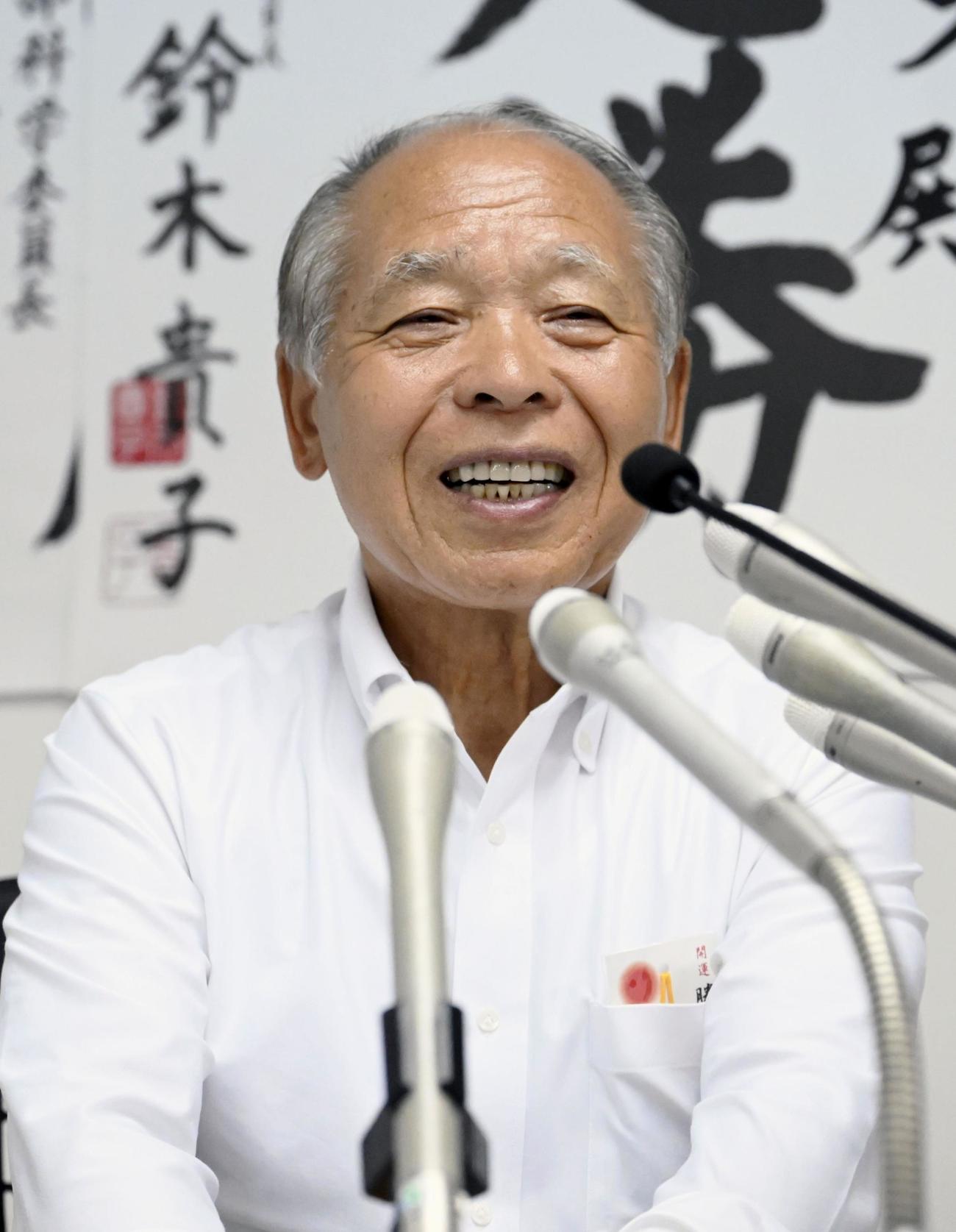 比例代表で当選が決まり、笑顔で記者会見する自民党の鈴木宗男氏（共同）