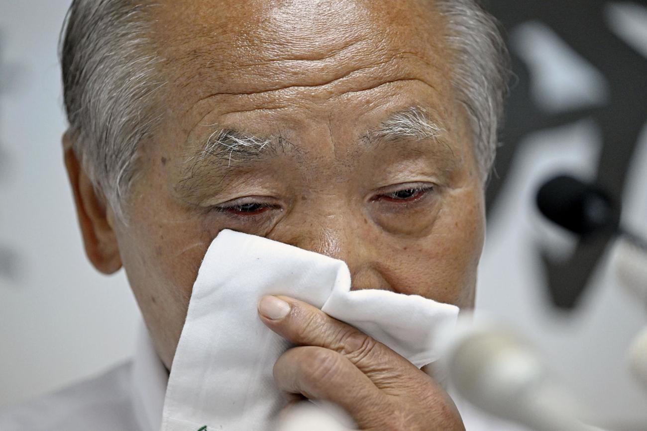 比例代表で当選が決まり、涙ながらに記者会見する自民党の鈴木宗男氏（共同）